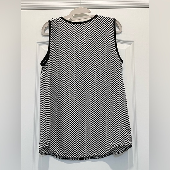 Vince Camuto black & white sleeveless tank top size small chevron patterned. - Picture 4 of 4